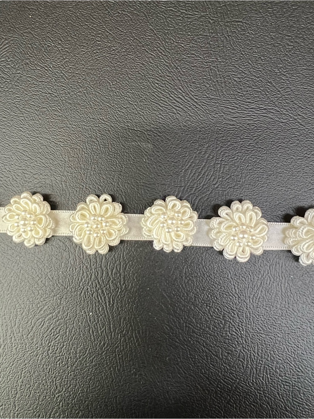 1 yard White trim lace with cream floral appliqués #lace #floral